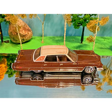 1973 Cadillac Sedan DeVille, Coco Brown, White Top Greenlight Collectibles, 1:64