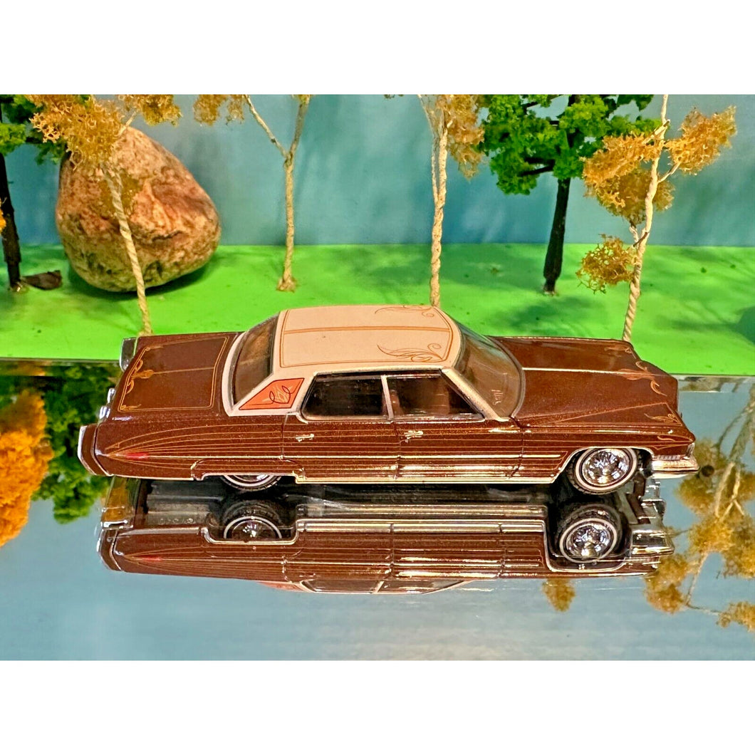 1973 Cadillac Sedan DeVille, Coco Brown, White Top Greenlight Collectibles, 1:64