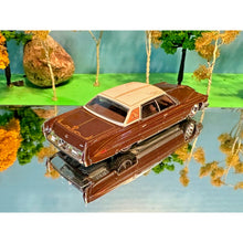 1973 Cadillac Sedan DeVille, Coco Brown, White Top Greenlight Collectibles, 1:64