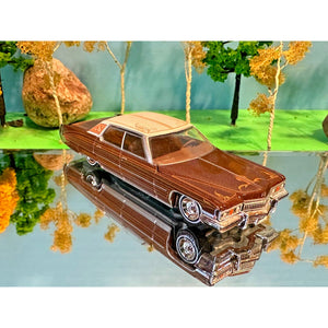 1973 Cadillac Sedan DeVille, Coco Brown, White Top Greenlight Collectibles, 1:64